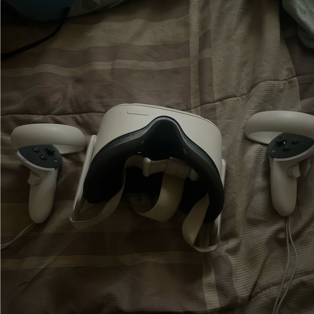 White VR Headset with Controllers - Picture 2 of 2